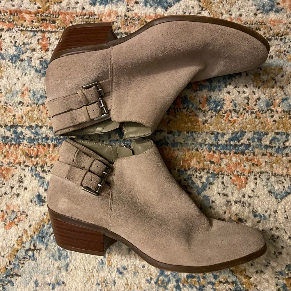Sam Edelman Petal Bootie in Light Gray, Size 7
